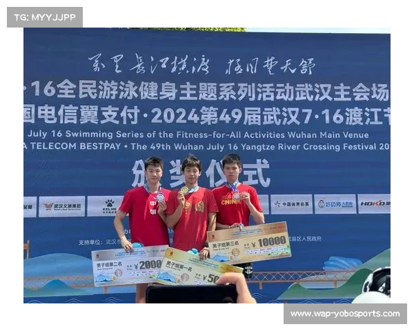 武汉渡江节2000泳者勇闯长江 张子扬以11分21秒破纪录摘金